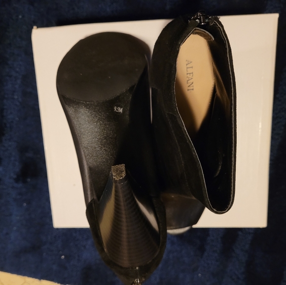 Shoes - Picture 3 of 4